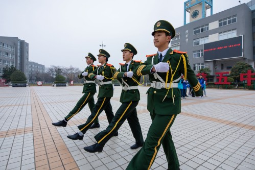 201912【夯實基礎(chǔ) 練就功夫——阜陽五中第七屆國旗護(hù)衛(wèi)隊基本功大賽圓滿成功】潁州晚報 阜陽日報 阜陽發(fā)布 特約攝影記者 凡偉 18844908911 (6)_conew1.jpg