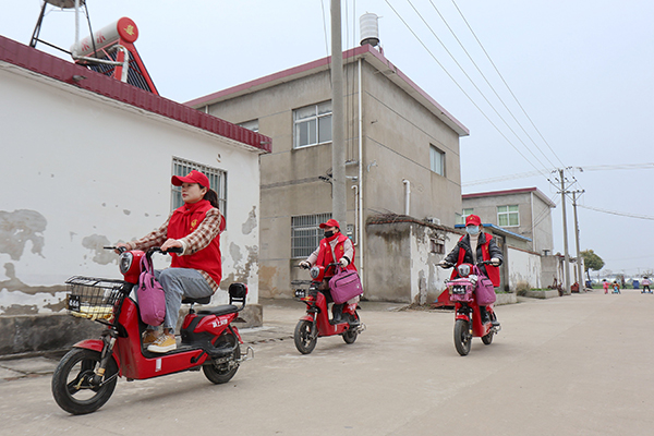 王崗鎮(zhèn)王崗社區(qū)村嫂正在沿路查看環(huán)境衛(wèi)生，看看是否有未清理垃圾，及時(shí)對(duì)接保潔員，發(fā)揮信息員作用.jpg